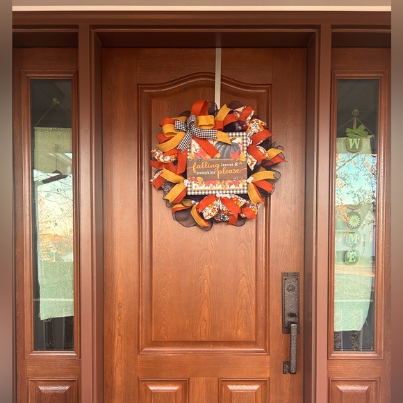 Beautiful hand made fall wreath - Picture 1 of 3